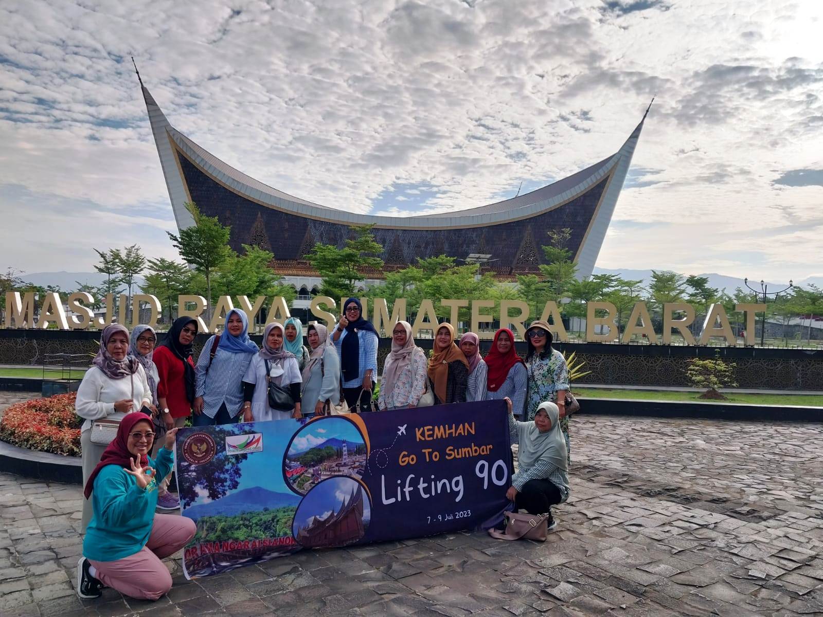 Paket Tour Sumbar 3 Hari 2 Malam - Mesjid Raya Sumbar