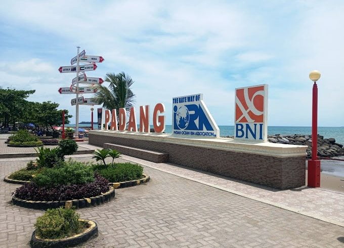 Tugu Kota Padang IORA