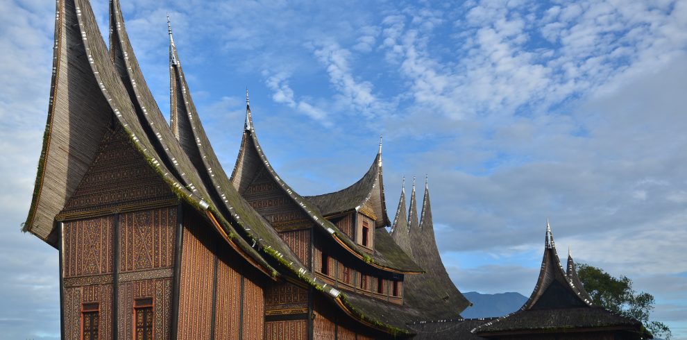 istana-pagaruyung-batusangkar-samping