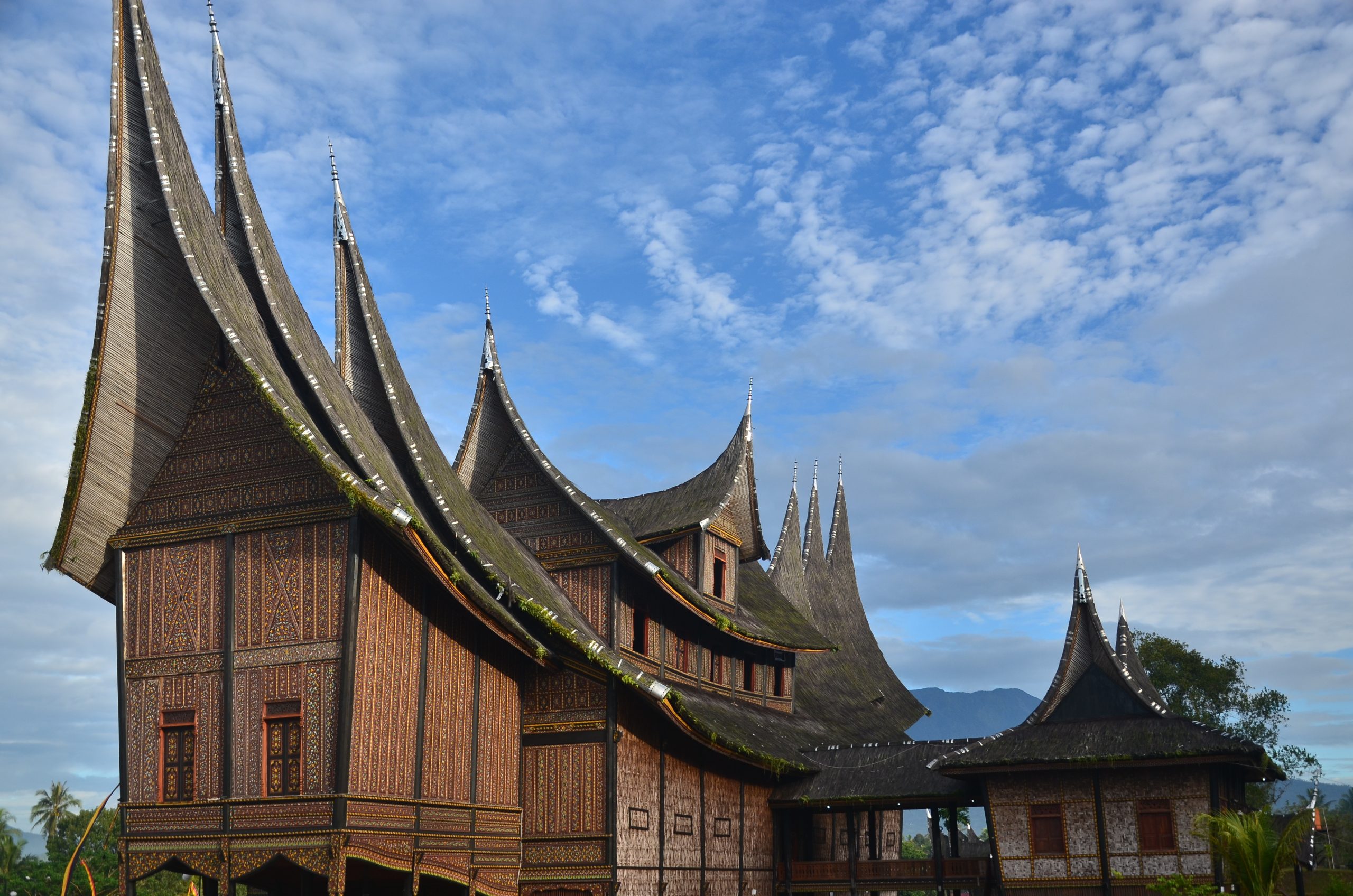 istana-pagaruyung-batusangkar-samping